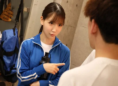 các hội viên nam trong câu lạc bộ bóng đá quan hệ tập thể với cô gái xinh trong phòng thay đồ