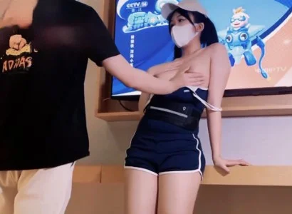 Em nhân viên xinh đẹp bán TV được khách hàng may mắn