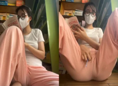 Cô nàng vừa đọc sách vừa nhét đồ chơi tình dục vào lồn