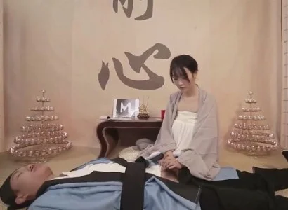 Cô nữ tu xinh đẹp cứu vị đạo sĩ bị thương