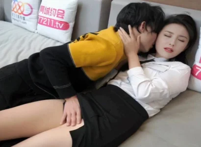 Cô thư ký đẹp chiều sếp trong âm thầm vì tiền