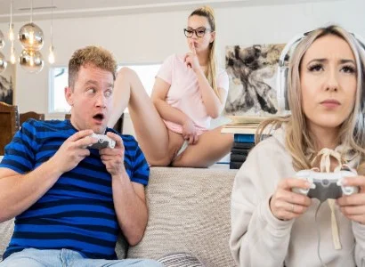 cô ấy bỏ bê người yêu để chơi game nên bị bạn thân giành mất