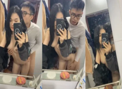 Cặp bạn sinh viên cùng làm tình với nhau trước gương