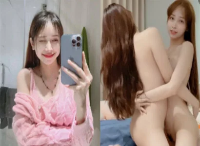Lâm Thái Vy cùng cô bạn thân móc bím nhau ngay trong khi phát trực tiếp