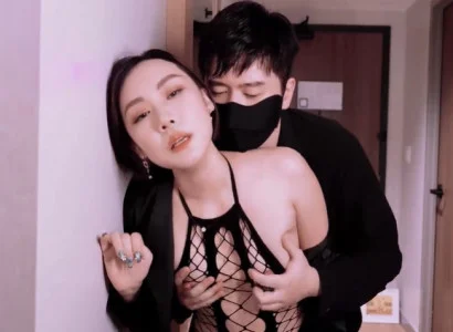Chị vợ bán thân cho sếp để thanh toán nợ cho chồng