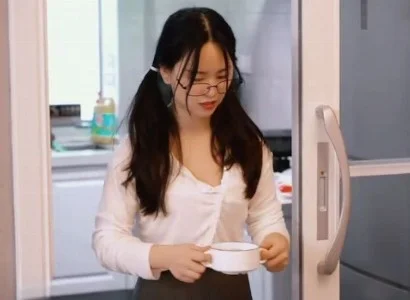 Người dân trong làng được chàng trai lái xe nếm