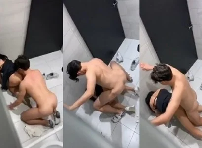 Họ bị quay lén cảnh nóng trong WC