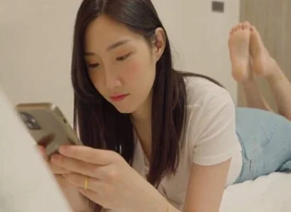 Bà vợ lén lút với gã nhân viên giao hàng